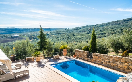  El suelo en zona piscina es ahora gris, antideslizante con patrón decorativo de hormigón